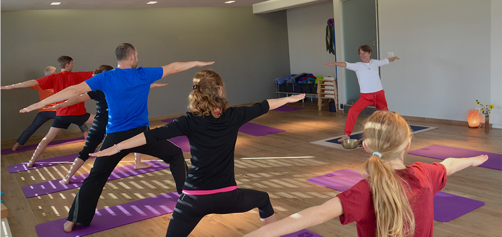 adultes participant à un cours de yoga