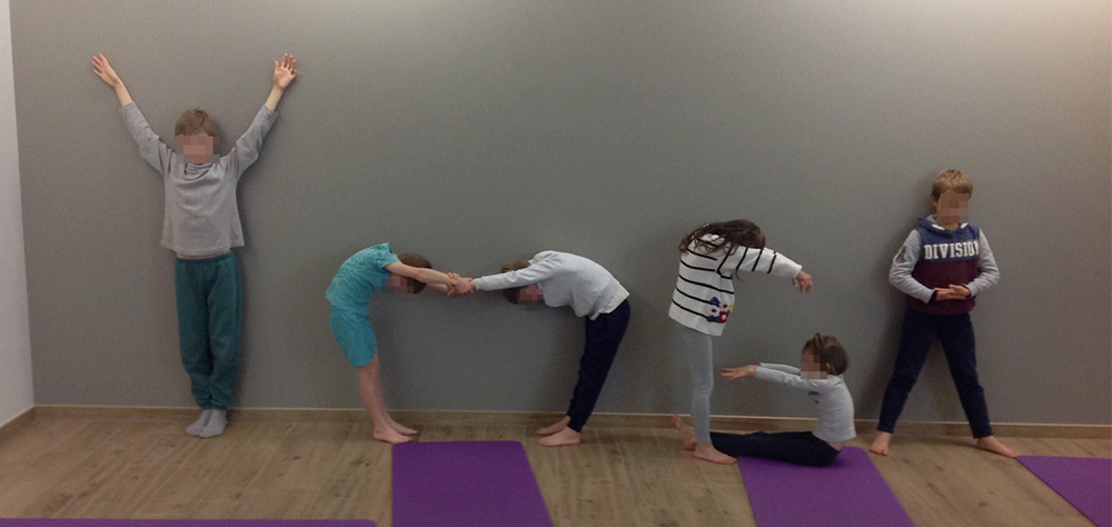 cours de yoga pour enfants maman pratiquant le yoga avec son bébé