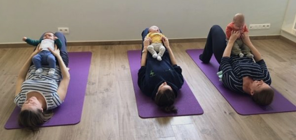 maman pratiquant le yoga avec son bébé